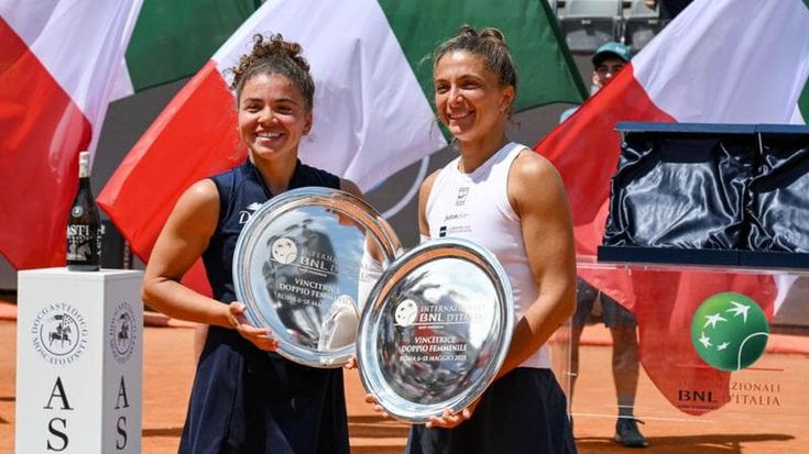 Errani-Paolini, bis agli Internazionali: battute Kudermetova-Mertens. Festa con tuffo in piscina