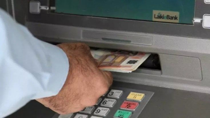 Sempre meno punti bancomat: e il prelievo nelle banche costa fino al 273% più che in quelle "online"
