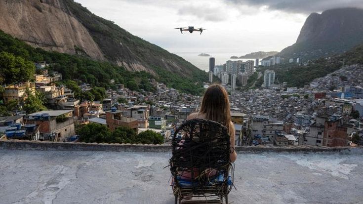 Brasile, influencer in posa per i droni nelle favelas di Rio: i video impazzano tra like e scandalo