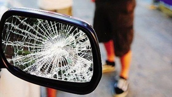 Bari, simulava incidenti per derubare le donne al volante: arrestato 38enne