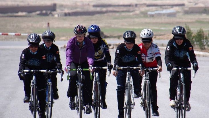 La ciclista in fuga da Kabul. “Lo sport è la nostra libertà. Io salva, le altre ancora no”