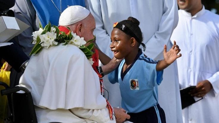 Papa Francesco vola ai confini della Papua Nuova Guinea: porta una tonnellata di medicinali e giocattoli
