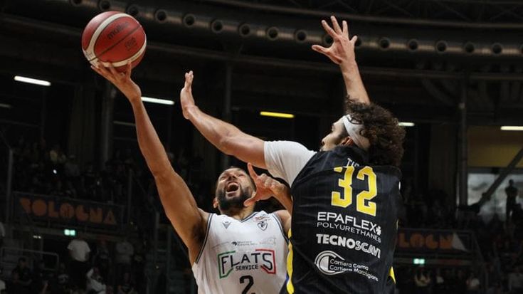 La Fortitudo cade al PalaDozza fulminata dalla Vigevano, finisce 85-93