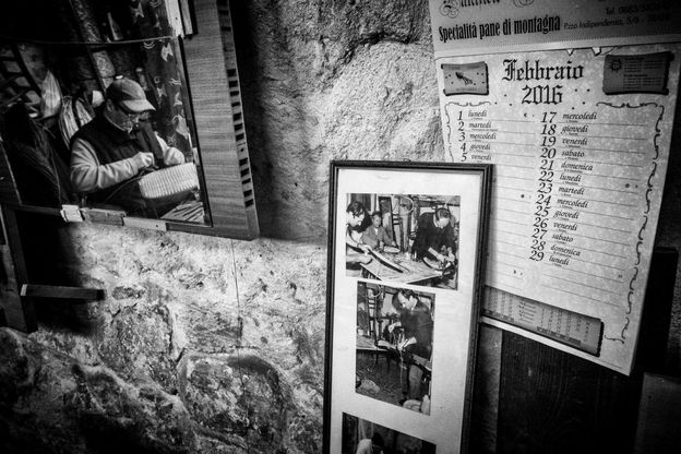 Trani, gli 'Intrecci' degli artigiani in bianco e nero