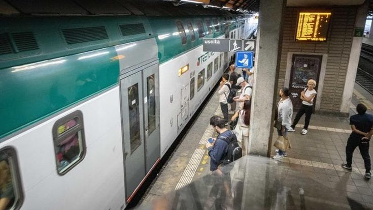 Risale sul treno mentre riparte: resta incastrato tra le porte e trascinato per 10 metri, è grave