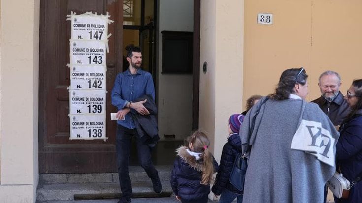 A Bologna affluenza record per il referendum. Male Napoli