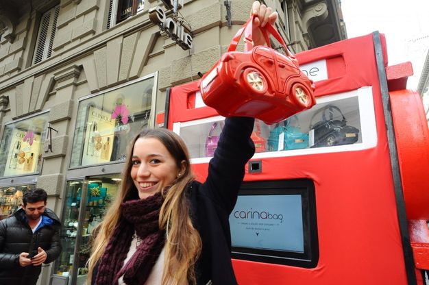 Il distributore che regala borsette Braccialini