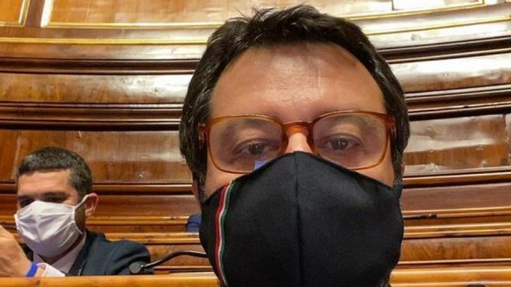 La lunga notte nelle aule occupate con le dirette di Salvini (in mascherina nera): "Qui anche il Primo maggio"