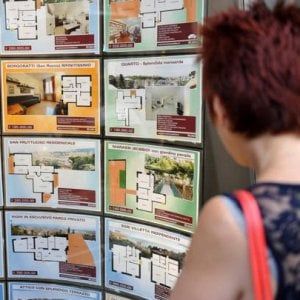 Poche case a misura di giovani, così gli italiani restano con i genitori