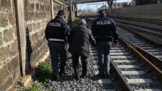 Barletta, 80enne vagava in stato confusionale sui binari dei treni veloci: salvato dalla polizia