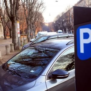 Politici, manager pubblici e giornalisti: la trib&ugrave; con il pass per la sosta gratis a Milano