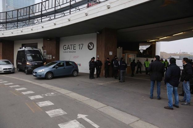 Milano, polizia schierata al Mico: potenziata sicurezza per l'incontro Le Pen-Salvini