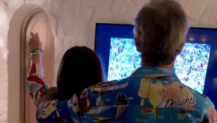 Robbie Williams canta 'Wonderwall' e festeggia con la moglie la vittoria dell'Inghilterra