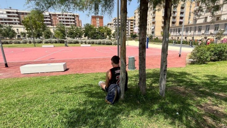 Bari, nel parco Rossani poca ombra e niente acqua: "Impossibile starci con questo caldo"