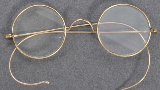 Venduti a 280mila euro occhiali di Gandhi che stavano per essere buttati nella spazzatura