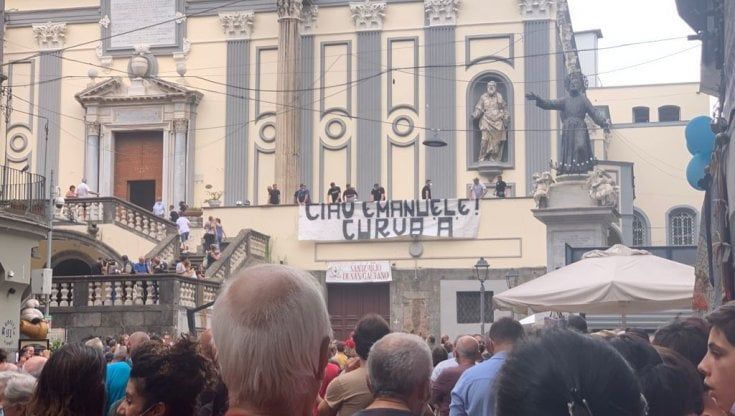 Napoli, folla ai funerali di Emanuele Melillo: l'addio all'autista morto a Capri