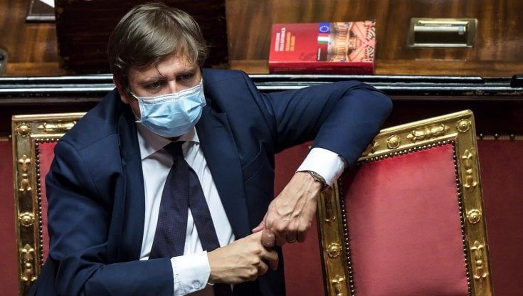 L'Aifa boccia Crisanti sul vaccino: "Parole molto gravi".  Anche Sileri è critico: "Sbaglia, sarà sicuro". La replica: "Non fatemi passare per no vax"
