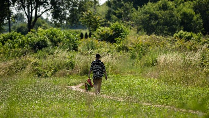 La terra ferita di Milano: Rogoredo cerca la normalità tra la caccia ai pusher e il ritorno dei ciclisti