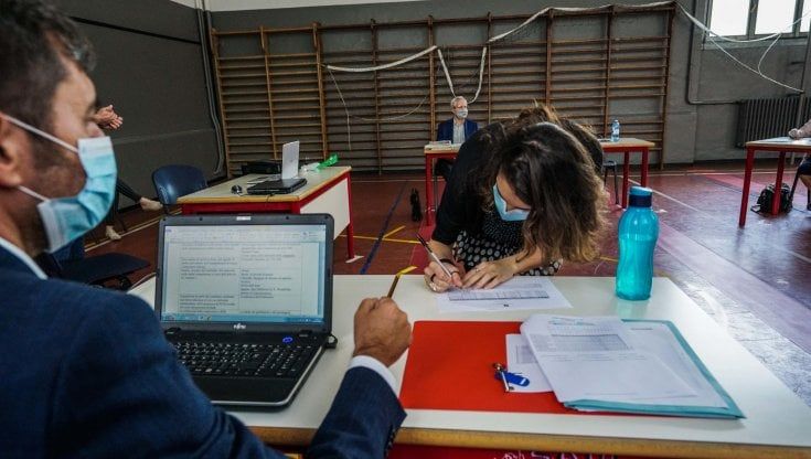 Scuola, il ministro Bianchi: "Esami in presenza per medie e superiori"