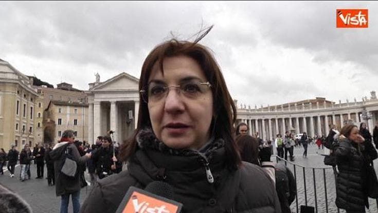 Sconcerto tra i fedeli: "Ieri ci salutava, oggi l'addio"
