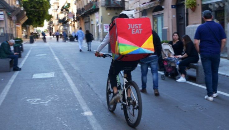 Firenze, per i rider pronto soccorso in caso di caduta e ristoranti dove usare la toilette: accordo Just Eat-sindacato
