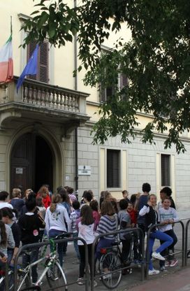 Terremoto, gli alunni all'esterno della scuola