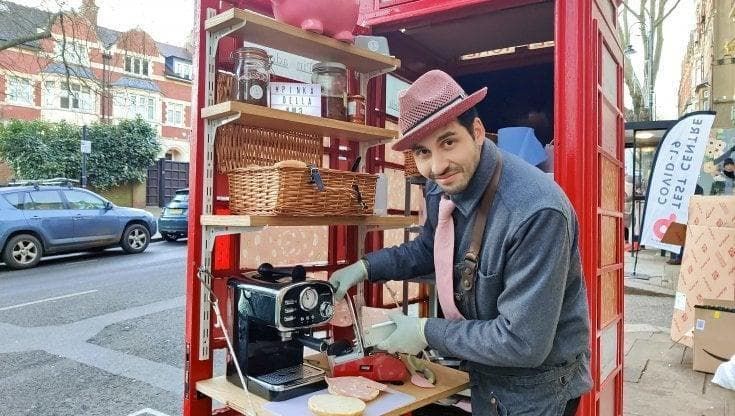 A Londra la focacceria più piccola del mondo: in una cabina del telefono si vende la mortadella