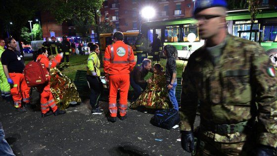 Milano, l'autista ha un malore: bus si schianta contro un albero. Cinque feriti