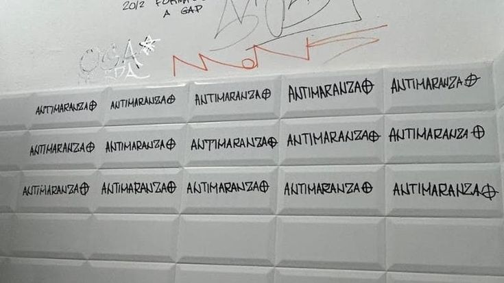 Liceo Cavour, scritte “antimaranza” e croci celtiche nei bagni: la denuncia degli studenti