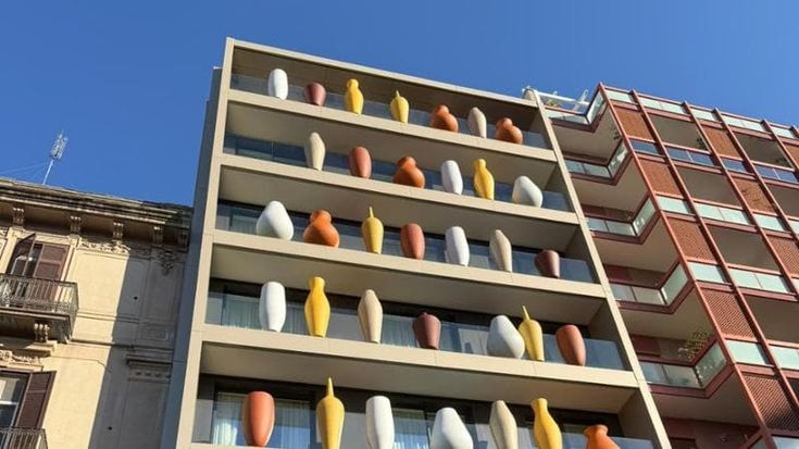 Bari, il palazzo è un’opera d’arte: giare sulla facciata per l’apartment hotel firmato Casamonti
