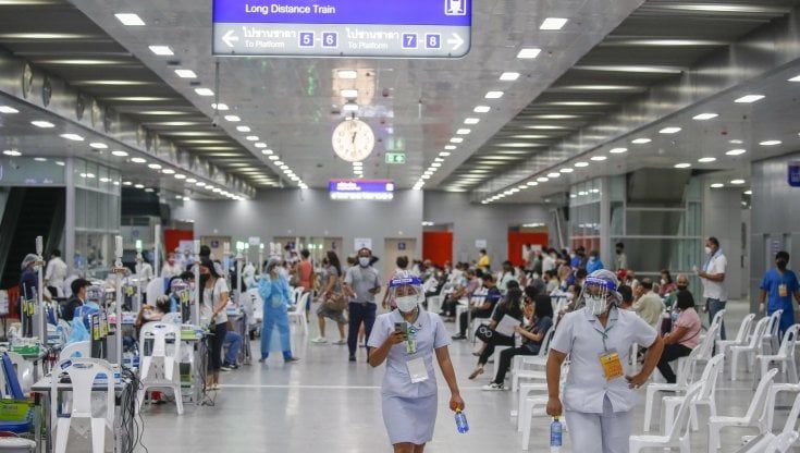Thailandia, la rivolta dei medici contro il governo: mancano test e vaccini, il paese verso il disastro