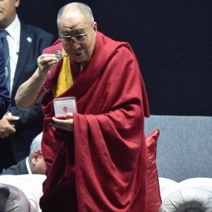 Firenze, in migliaia per il Dalai Lama: "Siamo tutti uguali, siamo tutti umani"