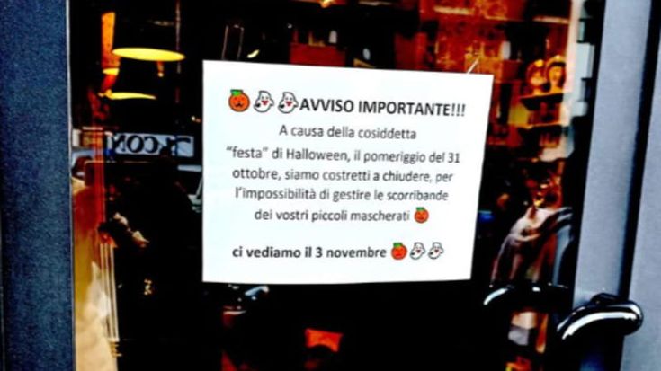 Appio, negoziante chiude per Halloween: “Impossibile gestire i vostri figli”