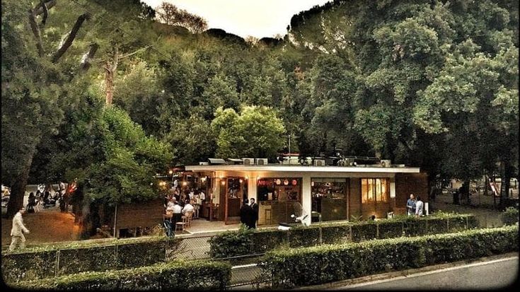 L’ora dell’aperitivo: quel rito al tramonto per vivere la città