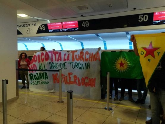 Napoli: protesta contro Erdogan, a Capodichino bloccati gli imbarchi della Turkish Airlines