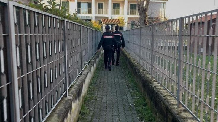 Neonato muore cadendo dalle scale: i sospetti dei pm, indagata la madre