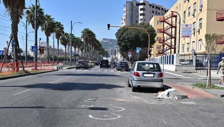 Napoli, doppio incidente in via Vespucci: muore un ciclista e sparisce il suo borsello