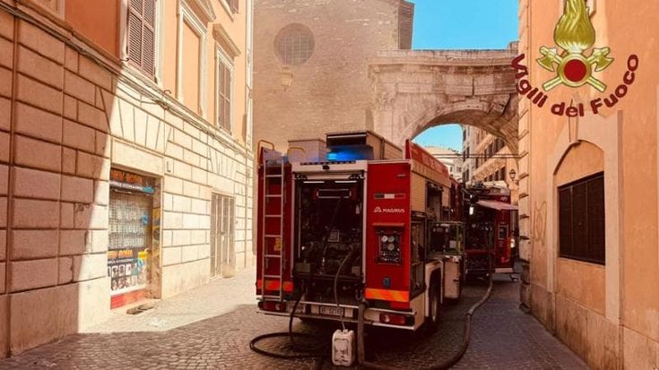 Paura all’Esquilino, fiamme nel negozio di telefonia: fumo in tutto il quartiere