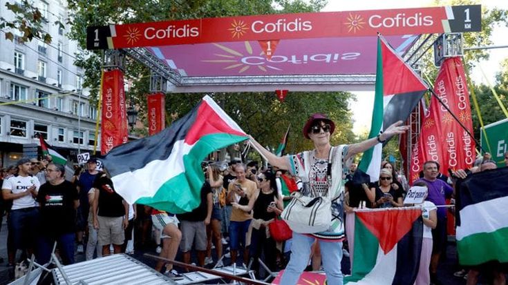 Vuelta, a Madrid nuove proteste pro-Pal: percorso bloccato, cariche della polizia, tappa annullata