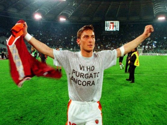 Appelli, sfottò e ricordi, l'album delle magliette di Totti