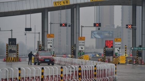 Coronavirus dalla Cina, presidente Xi: "Situazione grave". Usa portano via personale diplomatico 