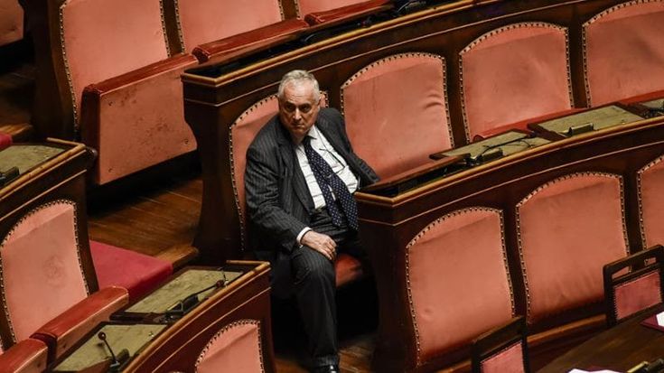Lotito, dalla sfida agli ultrà alla scoperta del fuoco amico. “Io sereno, il problema è di altri”