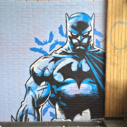 Dietro la porta c'&egrave; Batman. I graffiti nell'ospedale abbandonato