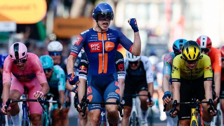 Giro d’Italia, tanti brividi a Lecce. Vince Van Uden, Pedersen sempre in maglia rosa