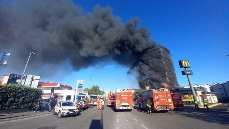 Violento incendio in un palazzo di 15 piani: abitanti evacuati, medicata una ventina di persone. Tra gli abitanti anche Mahmood