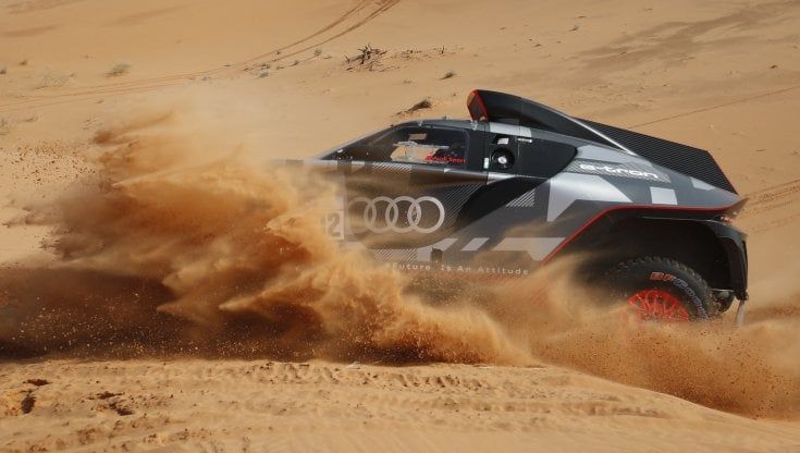 Dakar, Sainz firma la prima vittoria dell'Audi ibrida. Fra le moto vince Rodrigues