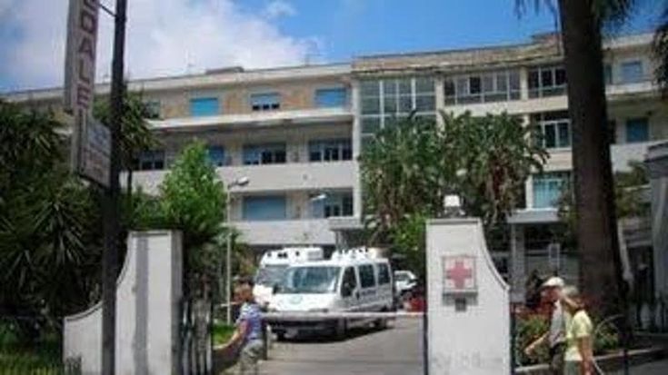 Ospedale di Sorrento, l’appello di una dottoressa: “Pazienti in barella per giorni, intervenite”