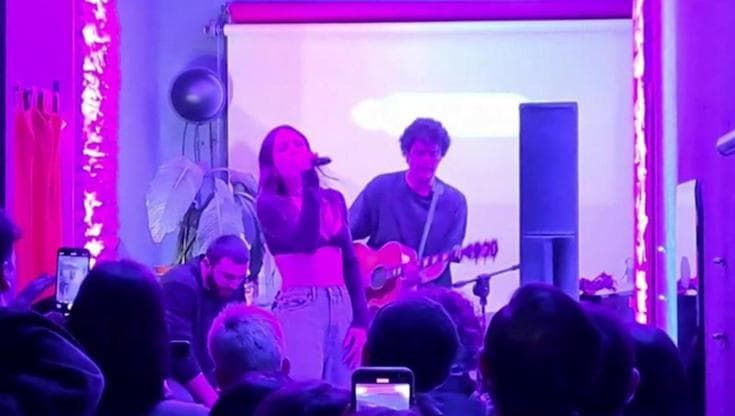 Angelina Mango canta dal vivo a pochi metri dall'Ariston