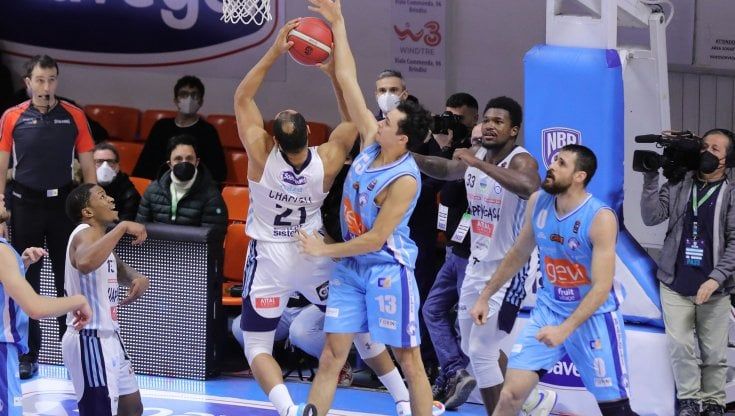 Basket, Brindisi domina Napoli e aggancia il terzo posto
