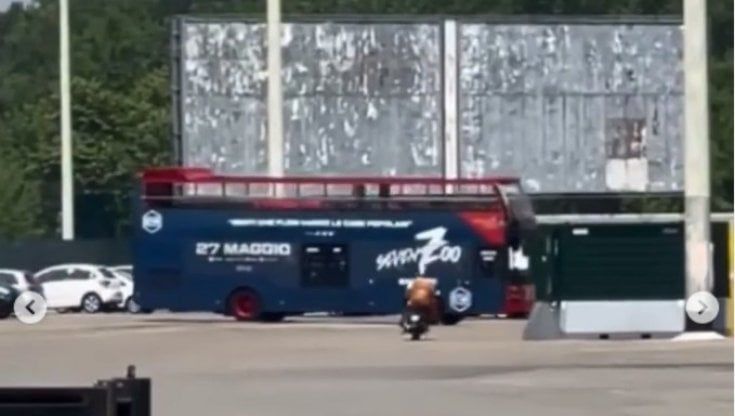 Milano, bloccato pullman dei Seven Zoo: per promuovere il disco volevano fare un tour ma non hanno avvisato la questura